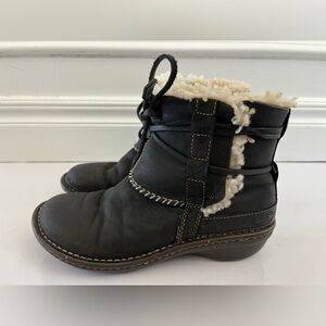 UGG Cove Women’s Size 7 Black Shearling Leather Winter Ankle Boots UGGS